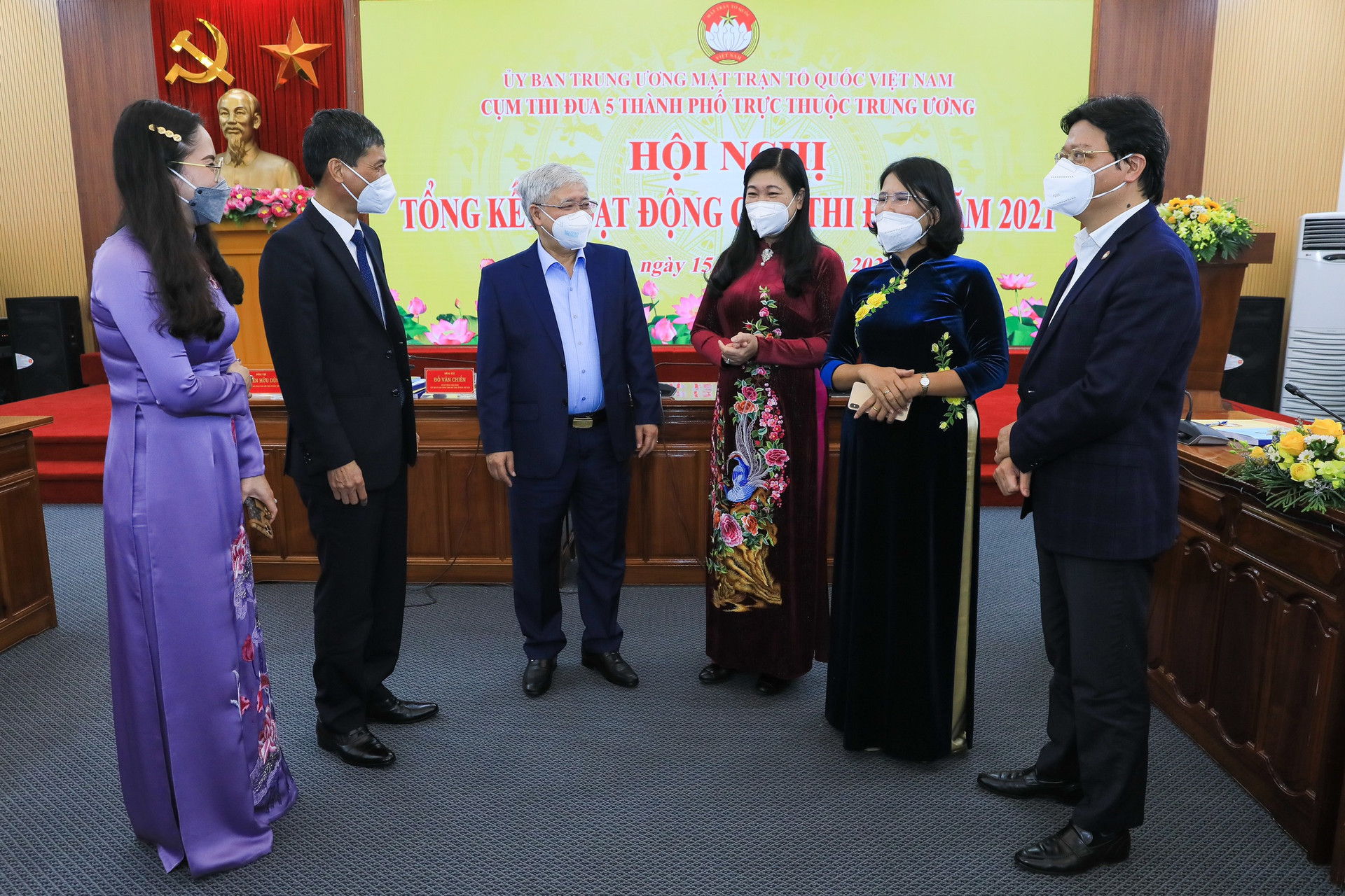 Chủ tịch Đỗ Văn Chiến trao đổi với Ban Thường trực Ủy ban MTTQ thành phố Hà Nội. 