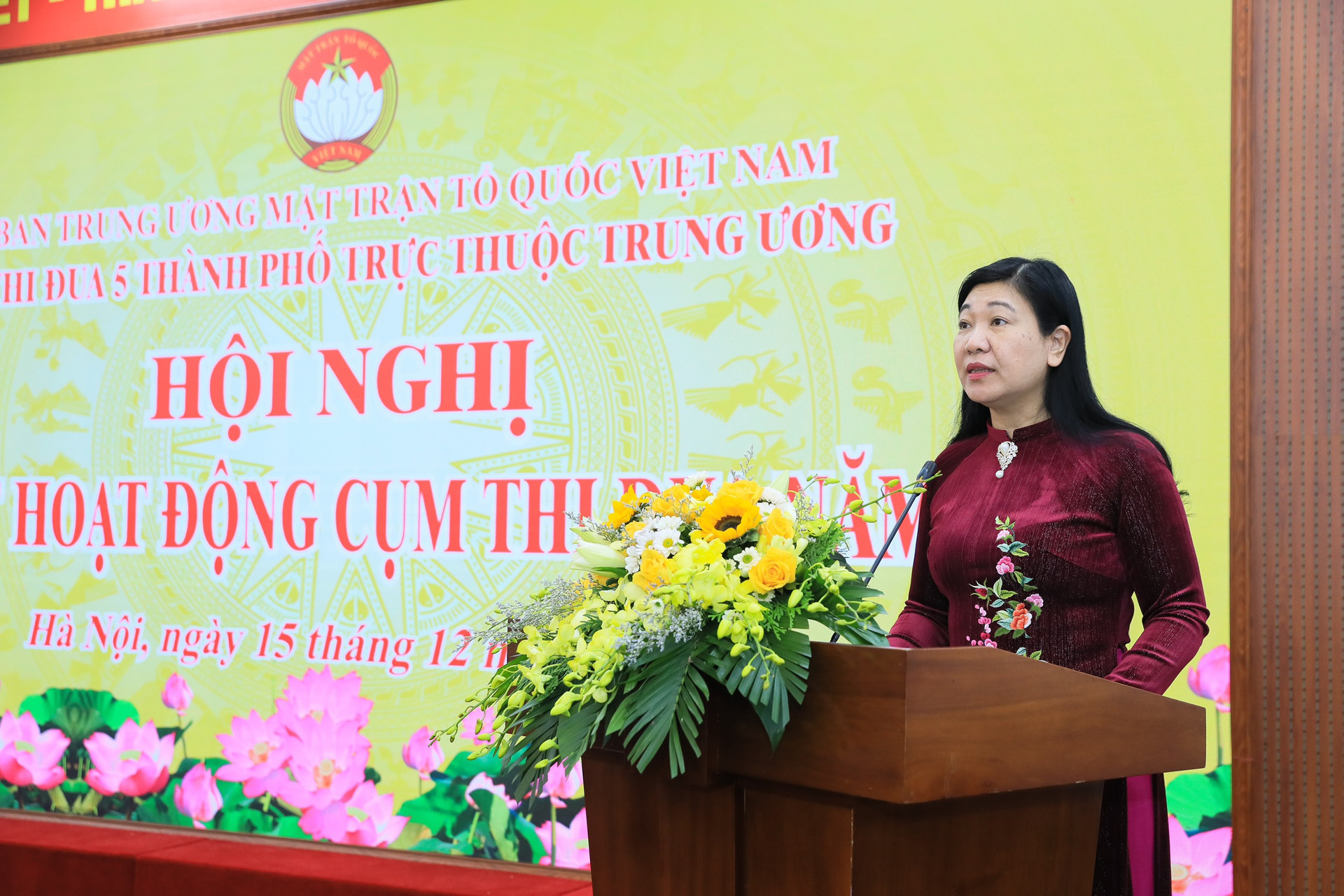 Bà Nguyễn Lan Hương, Chủ tịch Ủy ban MTTQ thành phố Hà Nội phát biểu tại hội nghị giao ban Cụm 5 thành phố trực thuộc Trung ương. 
