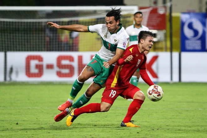 Các tiền vệ kỹ thuật như Quang Hải luôn bị các cầu thủ Indonesia áp sát và không ngần ngại phạm lỗi