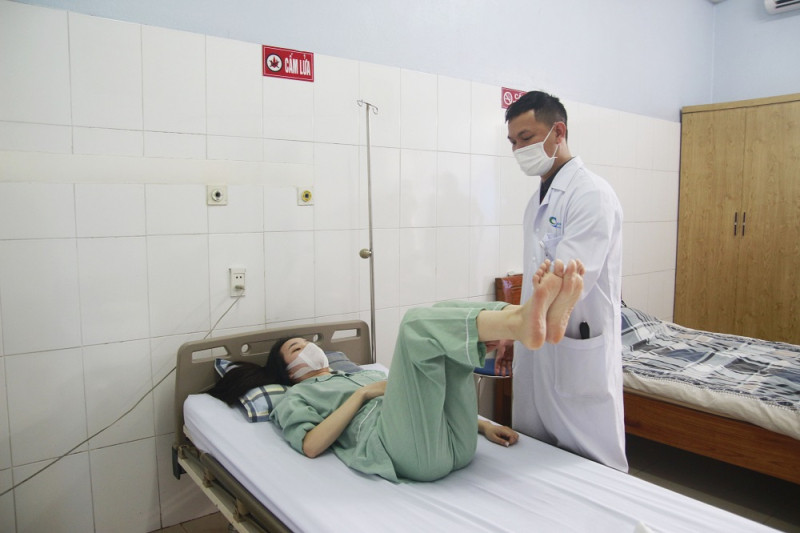 Bác sỹ Bệnh viện Bãi Cháy kiểm tra cử động của bệnh nhân Nguyễn Minh Nguyệt sau khi phẫu nắn vẹo cột sống thành công.