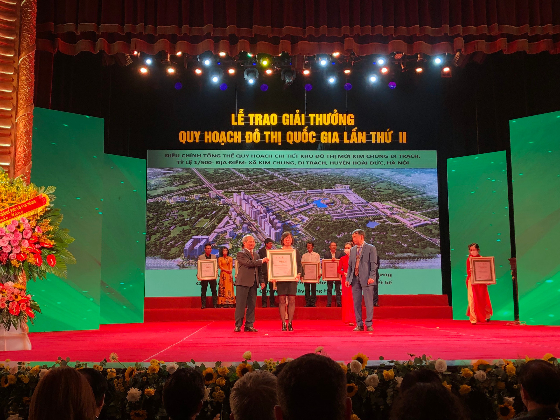 Bà Nguyễn Lan Hương đại diện cho dự án Khu đô thị Kim Chung- Di Trạch (Hinode Royal Park) lên nhận giải thưởng.