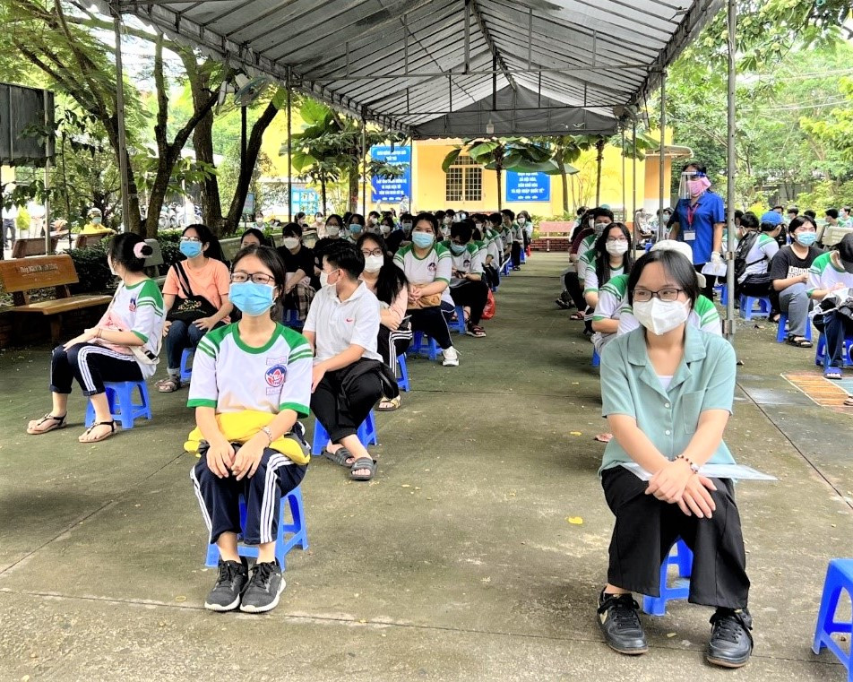 Học sinh tại TP HCM được test nhanh trước khi trở lại trường học.