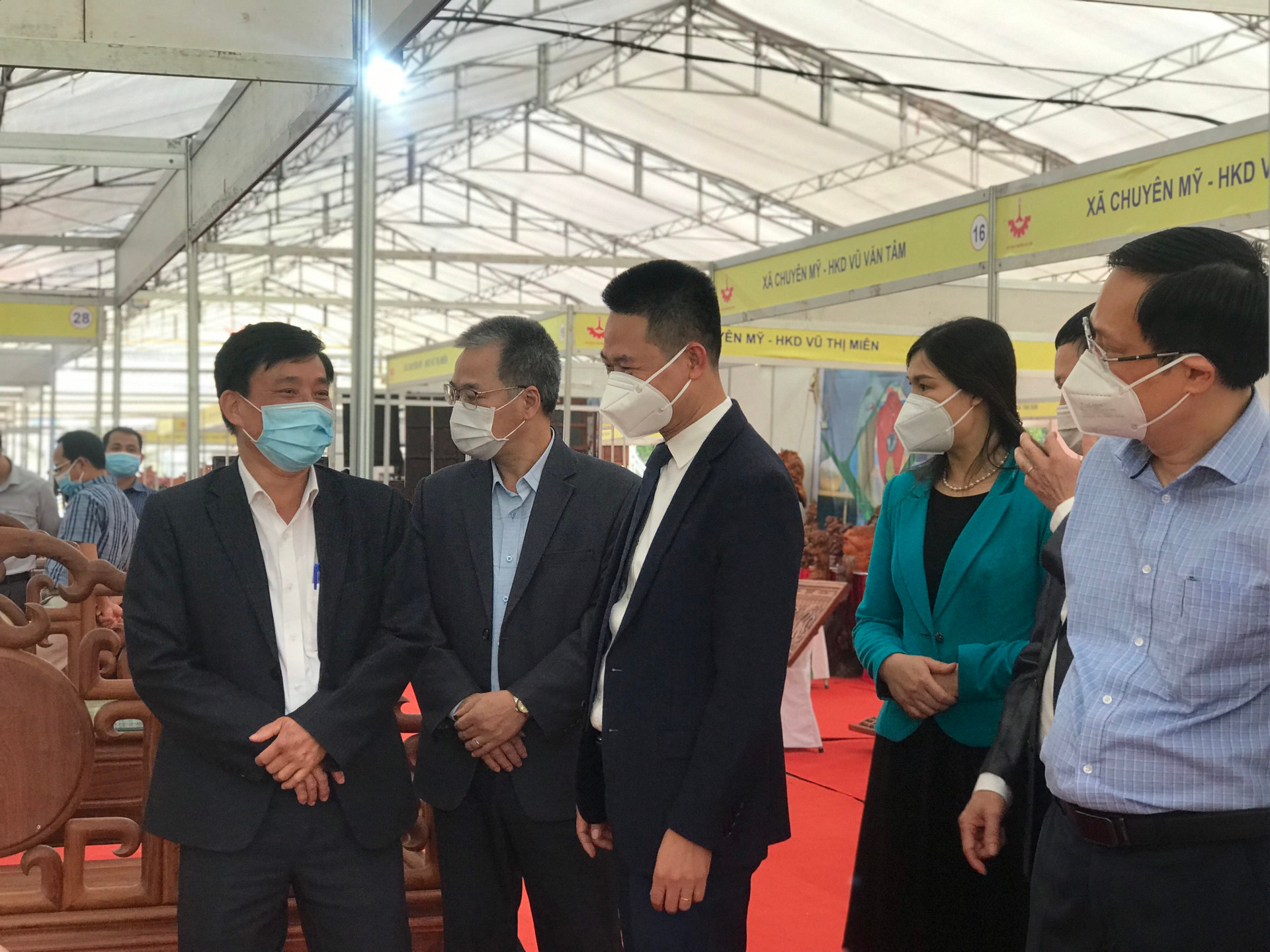 Lãnh đạo Thành phố Hà Nội và lãnh đạo UBND huyện Phú Xuyên tham quan các gian hàng.