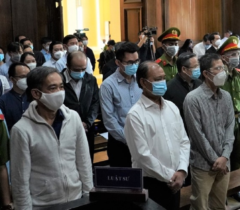 Ông Lê Tấn Hùng (đứng giữa, hàng đầu) là người chịu trách nhiệm chính trong các sai phạm tại SAGRI, lãnh án cao nhất là 28 năm tù giam.