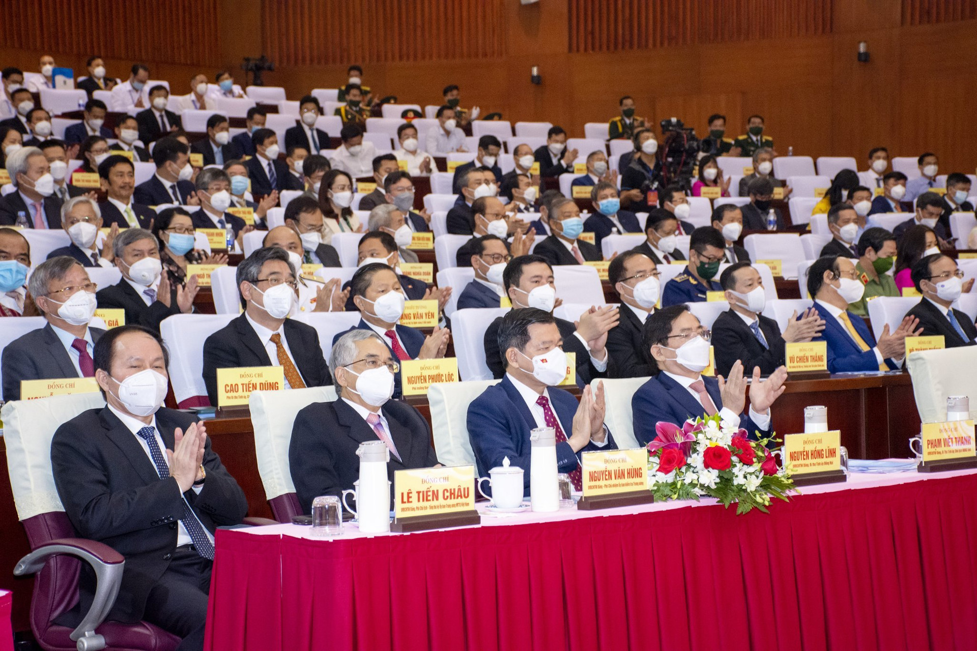 Ông Lê Tiến Châu, Phó Chủ tịch - Tổng Thư ký Ủy ban Trung ương MTTQ Việt Nam (đầu tiên bên trái) tham dự lễ kỷ niệm.