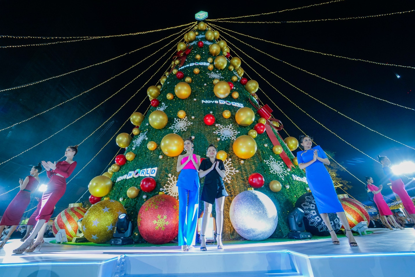 Sân khấu độc đáo quanh cây thông Noel cao 25m là điểm nhấn của chuỗi sự kiện cuối năm tại Novaland Gallery.