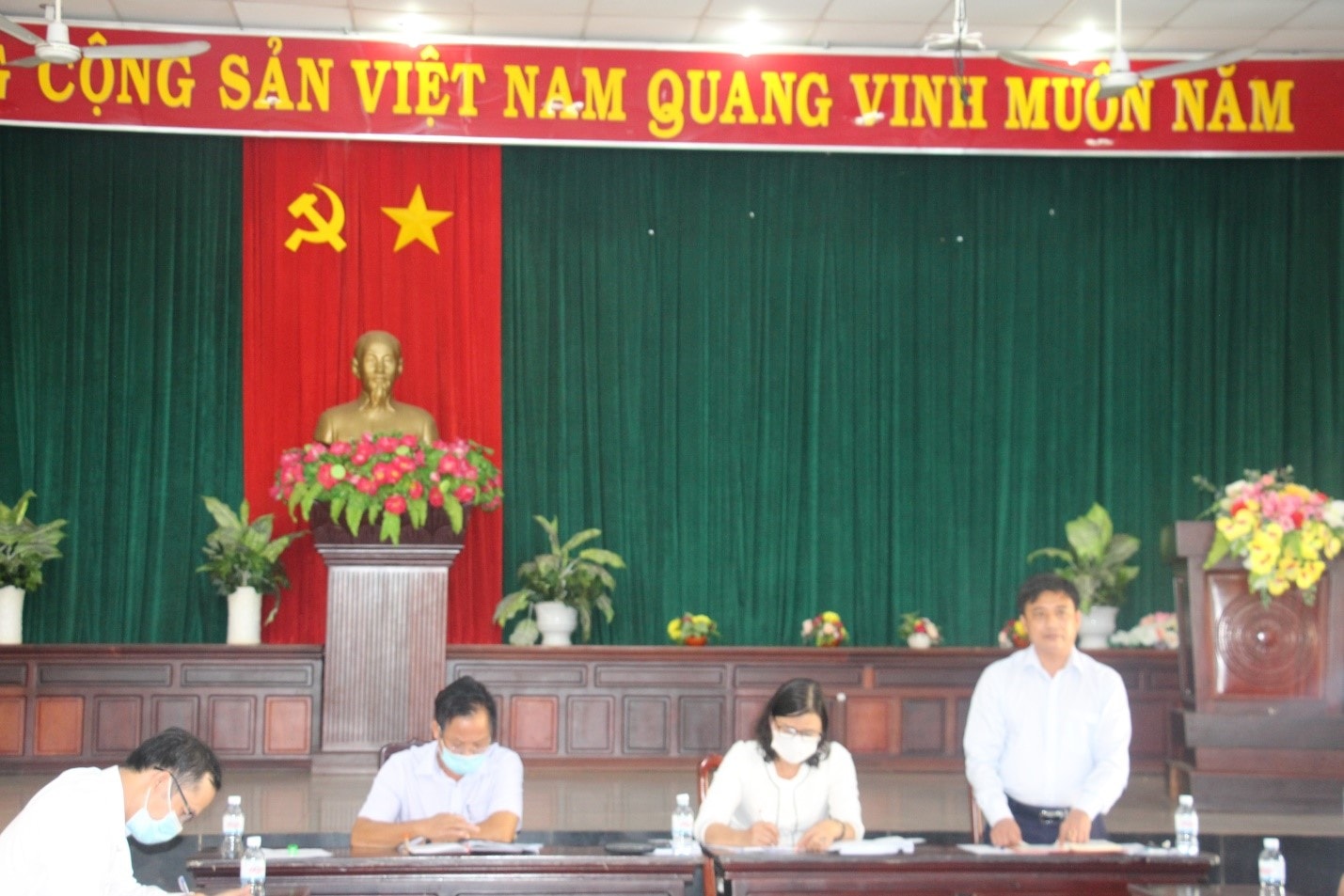 Ông Hồ Quang Khánh, Phó chủ tịch UBND huyện Lộc Ninh báo cáo với đoàn giám sát về thực hiện Nghị Quyết 68 của Chính phủ.