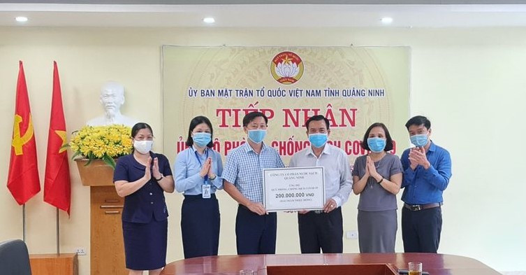 Công ty Cổ phần Nước sạch Quảng Ninh trao 200 triệu đồng của tập thể CBCNV Công ty ủng hộ Quỹ vaccine phòng Covid-19.