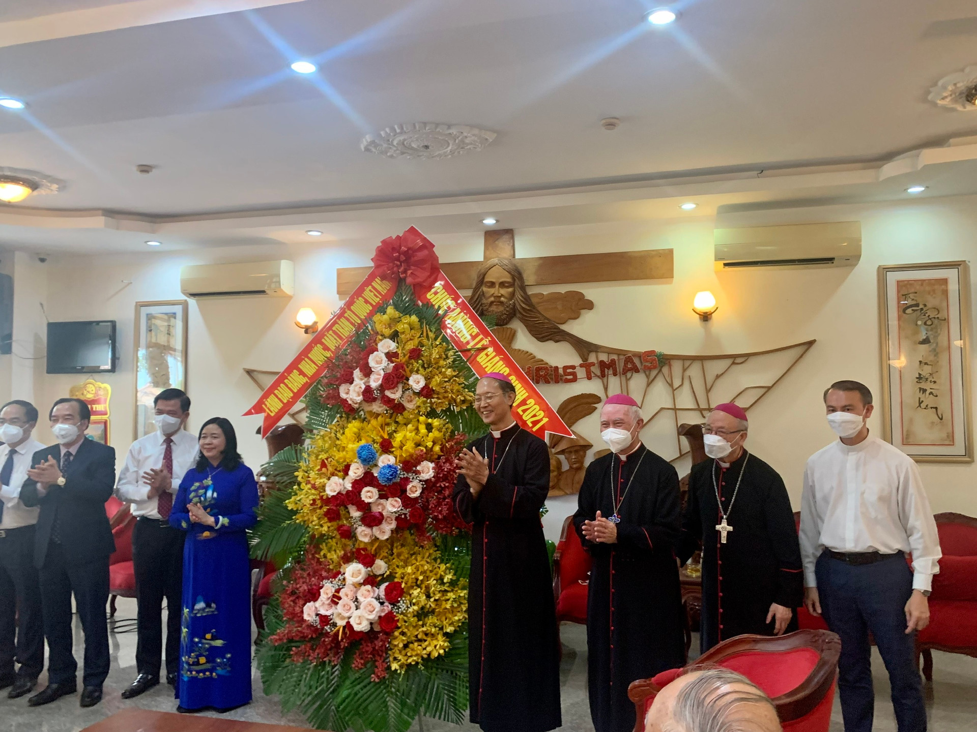Bí thư Trung ương Đảng, Trưởng ban Dân vận Trung ương Bùi Thị Minh Hoài tặng hoa chúc mừng Giáng sinh đến Tòa Giám mục Giáo phận Xuân Lộc.