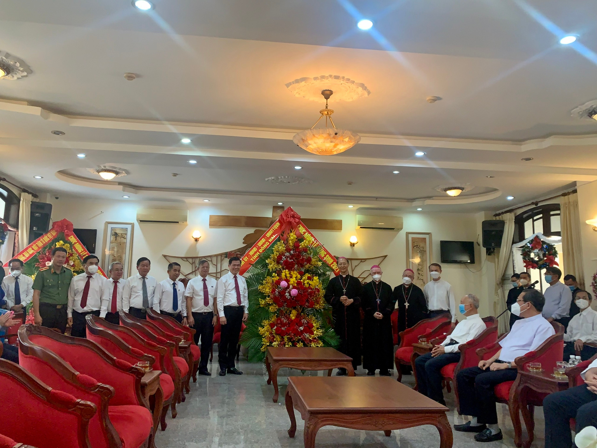 Lãnh đạo tỉnh Đồng Nai tặng hoa chúc mừng Giáng sinh đến Tòa Giám mục Giáo phận Xuân Lộc.