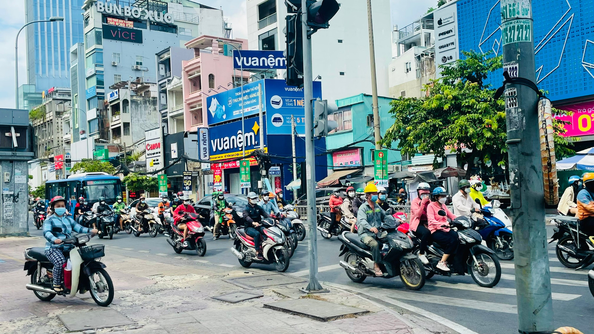 Không khí rộn ràng khắp nơi ở TP Hồ Chí Minh trước thời điểm Noel (đường Nguyễn Thị Minh Khai, quận 3).