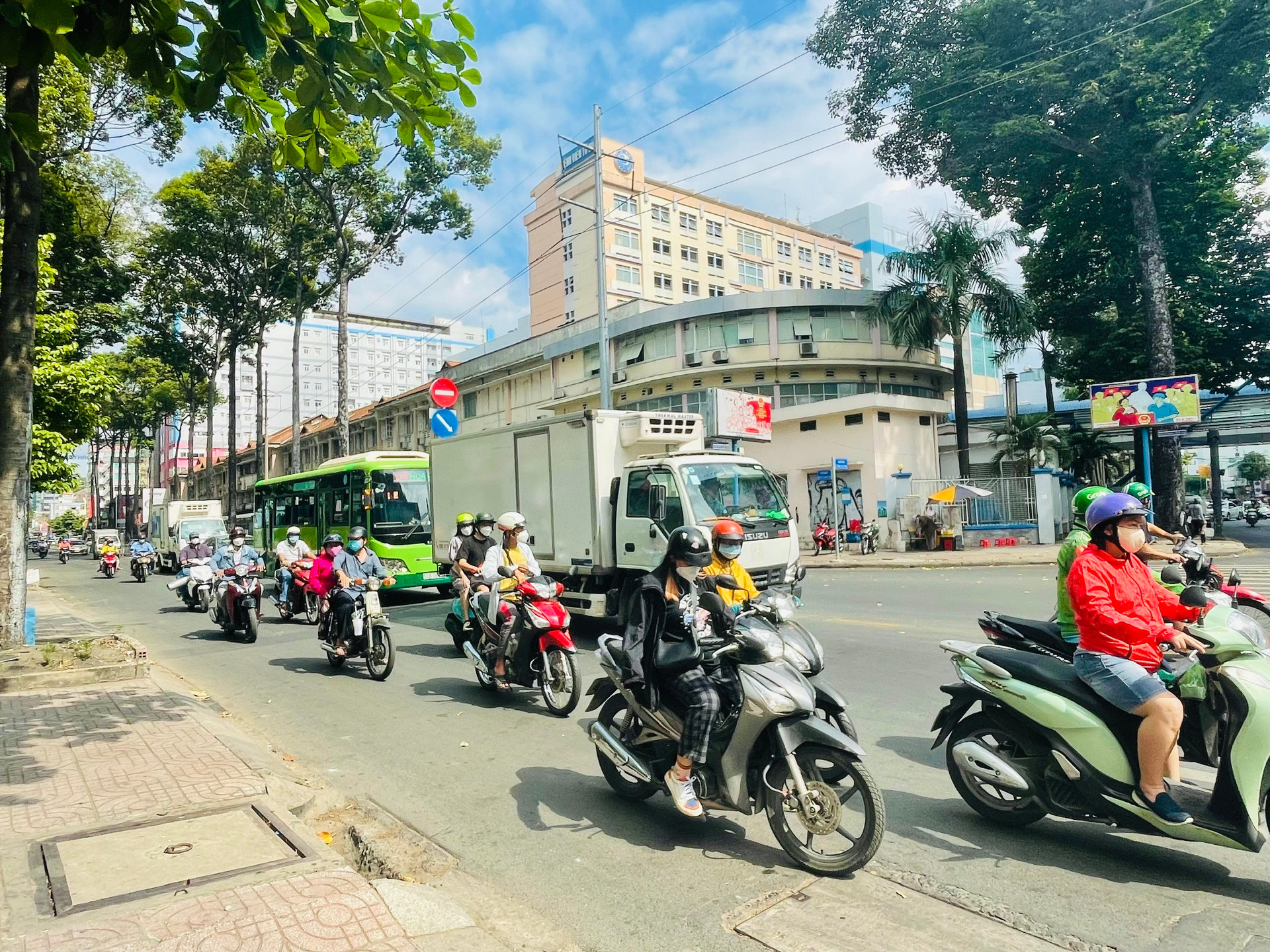 Chỉ ít ngày nữa là đến Giáng Sinh 2021, không khí lễ hội đã ngập tràn tại nhiều tuyến phố ở TP Hồ Chí Minh.