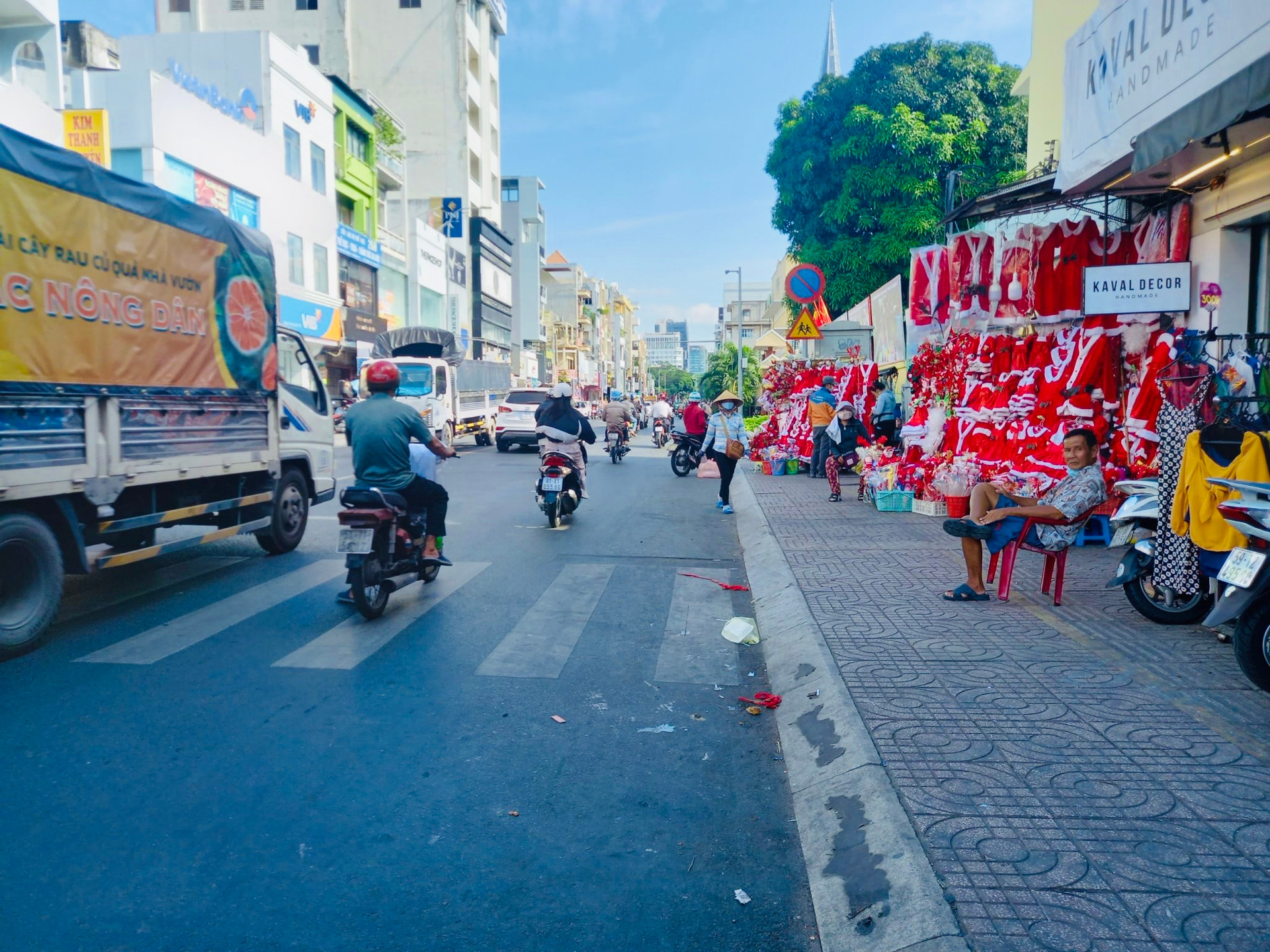 Chị Lê Thị Hoa (40 tuổi, chủ cửa hàng bán đồ trang trí Noel tại phường Tân Định, Quận 1) cho biết, dù TP Hồ Chí Minh chịu tác động của dịch Covid-19 thế nhưng năm nay lượng khách vẫn không giảm nhiều so với năm trước.
