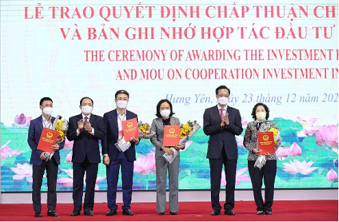 : Trong sự kiện, tỉnh Hưng Yên đã trao quyết định đầu tư cho 09 dự án, trong đó dự án nhà máy sữa của Vinamilk và Vilico có vốn đầu tư lên đến 4.600 tỷ đồng