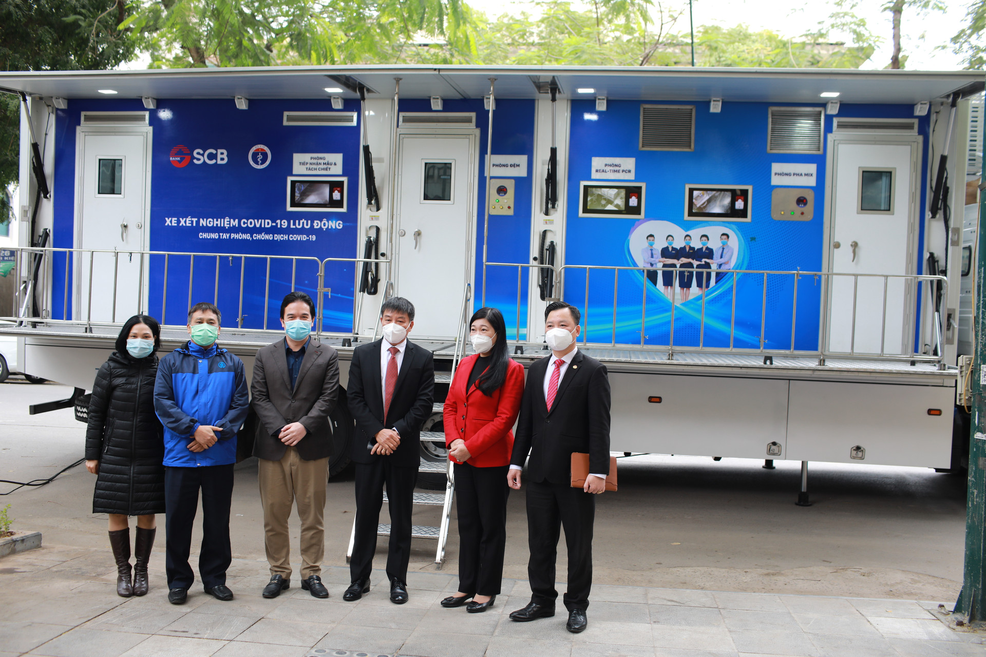 Ủy ban MTTQ thành phố Hà Nội chuyên giao xe xét nghiệm lưu động cho Sở Y tế Hà Nội.