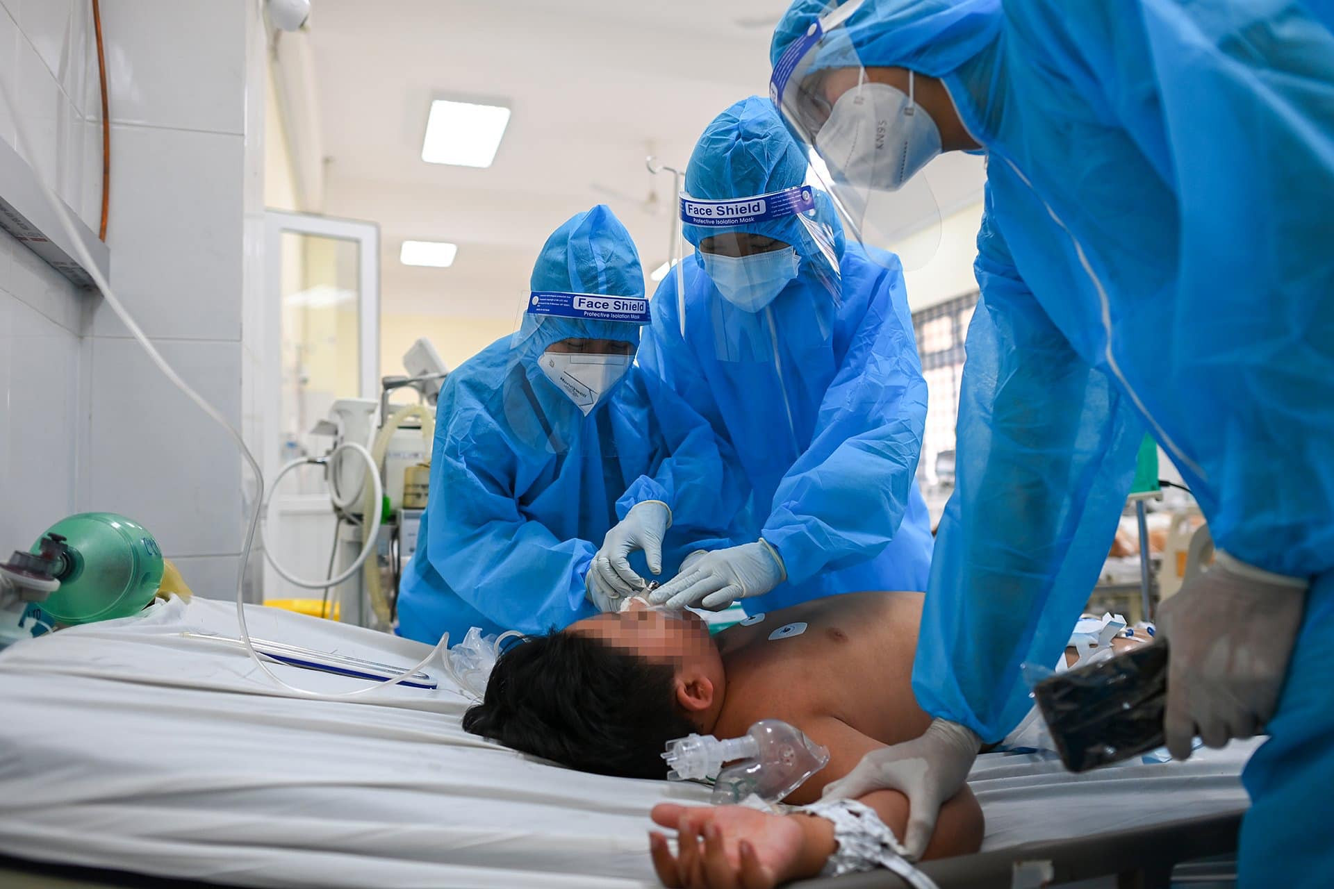 Các y bác sĩ chăm sóc bệnh nhân trong khu ICU tại Bình Dương.