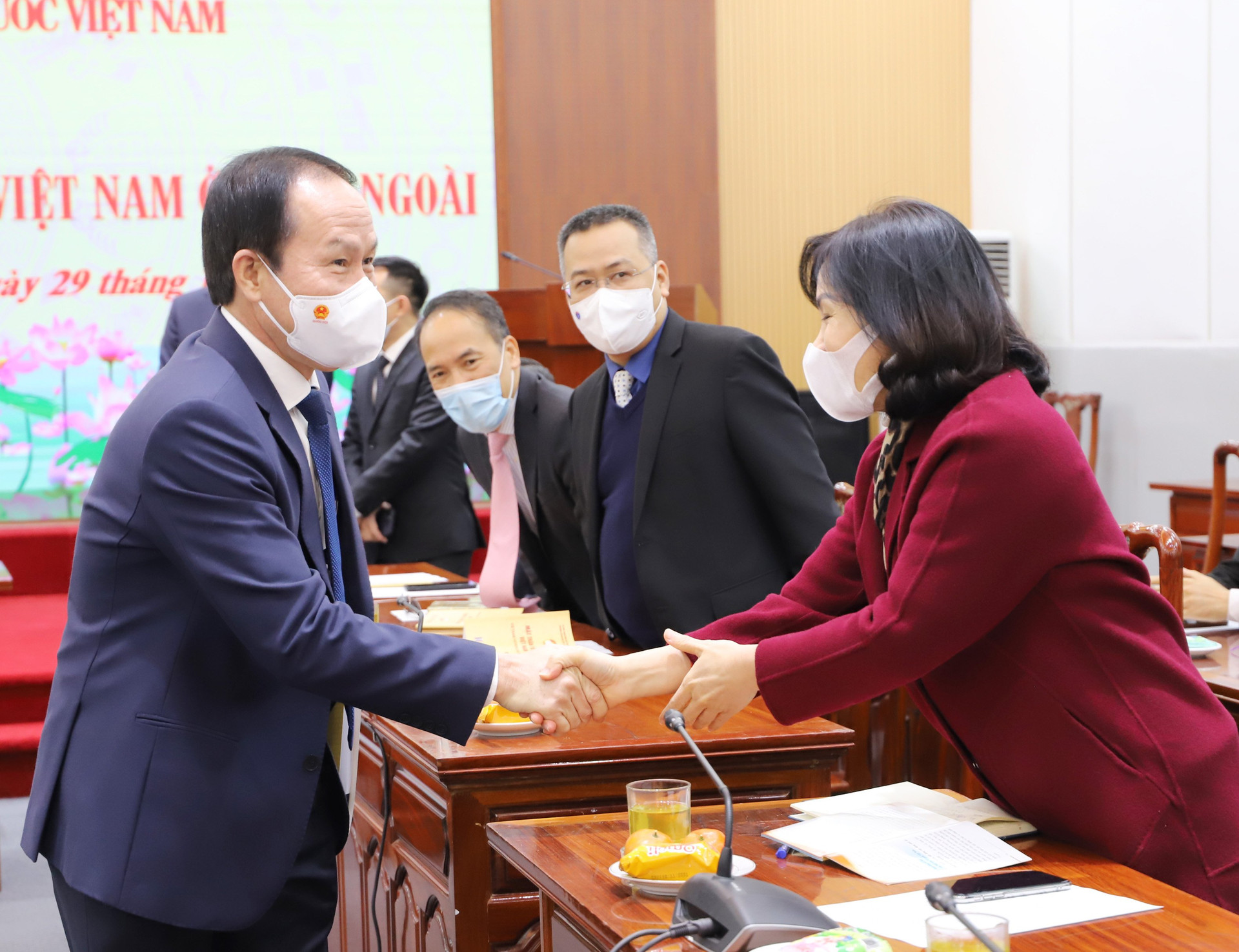 Phó Chủ tịch – Tổng Thư ký Lê Tiến Châu tặng quà lưu niệm các Trưởng đại diện. 
