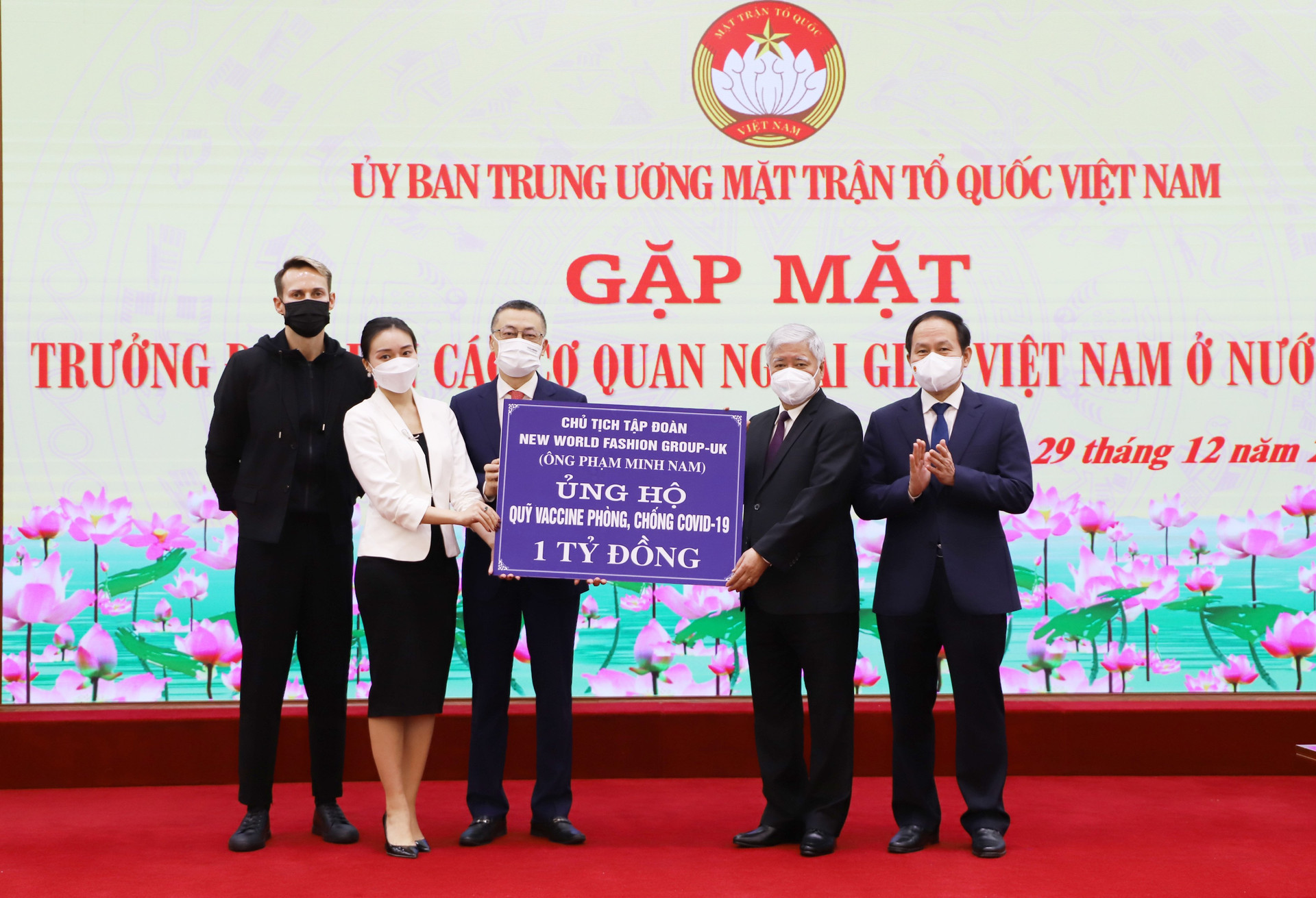 Ban Thường trực Ủy ban Trung ương MTTQ Việt Nam tiếp nhận ủng hộ Quỹ Vaccine phòng, chống Covid-19.