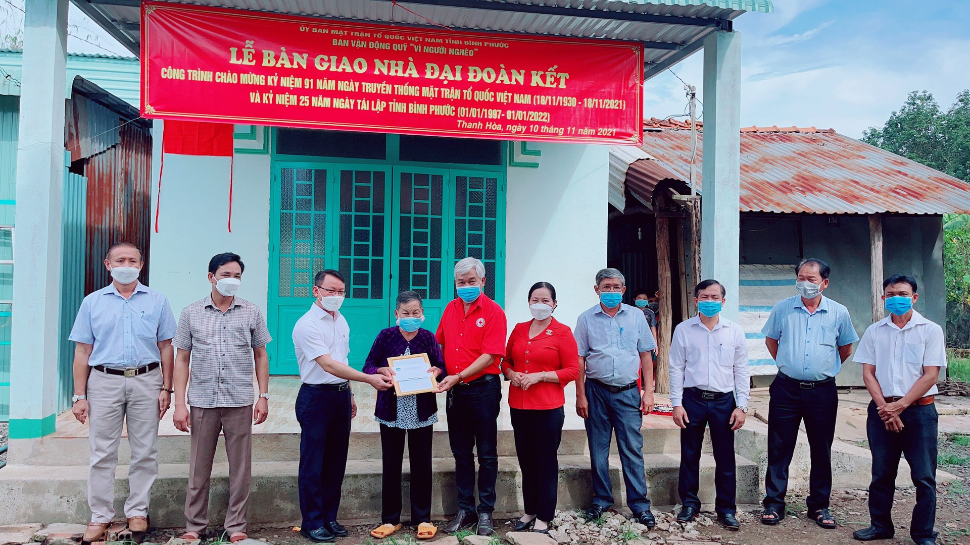 Ông Dương Thanh Huân, Bí thư huyện Ủy trao quyết định nhà Đại Đoàn kết cho hộ nghèo.