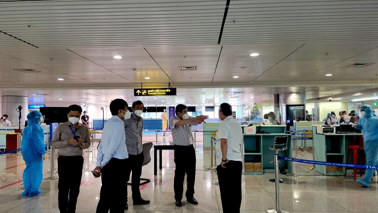 Lãnh đạo Sở Y tế TP HCM kiểm tra công tác chống dịch tại sân bay Tân Sơn Nhất.
