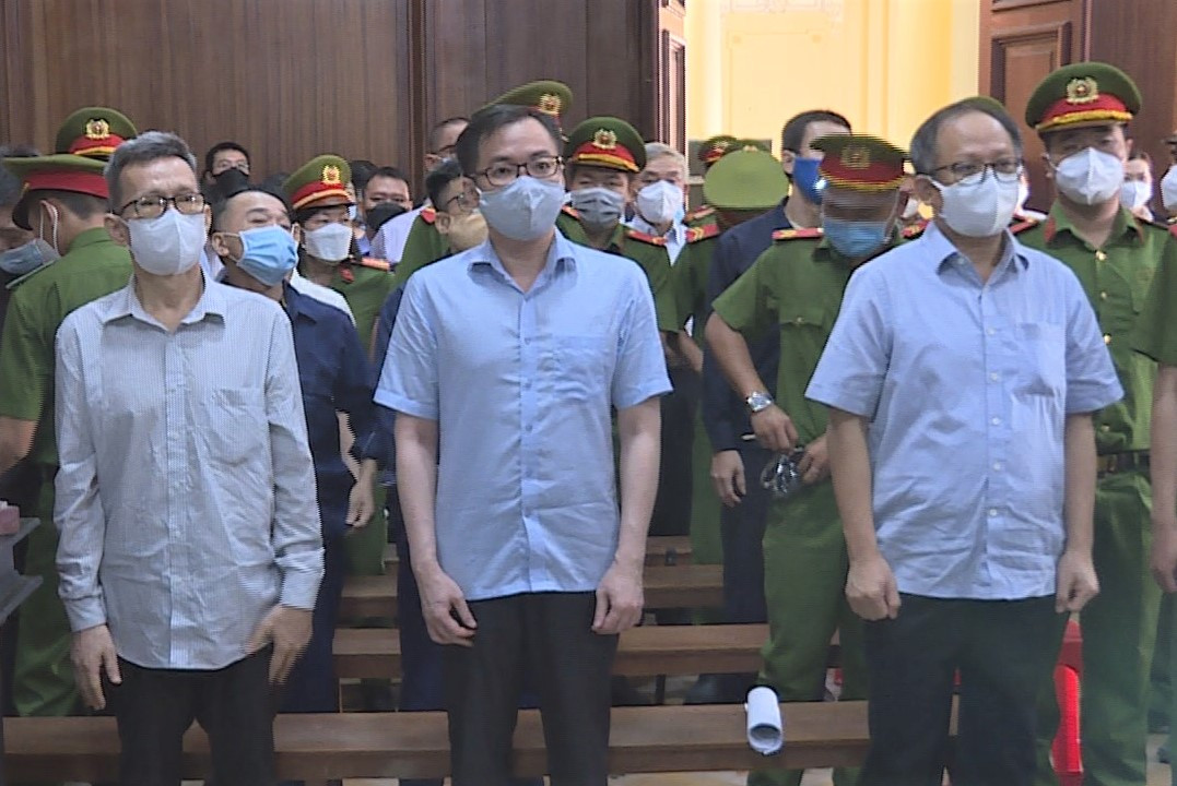 Các bị cáo tại tòa (ông Tất Thành Cang, ngoài cùng bên phải).