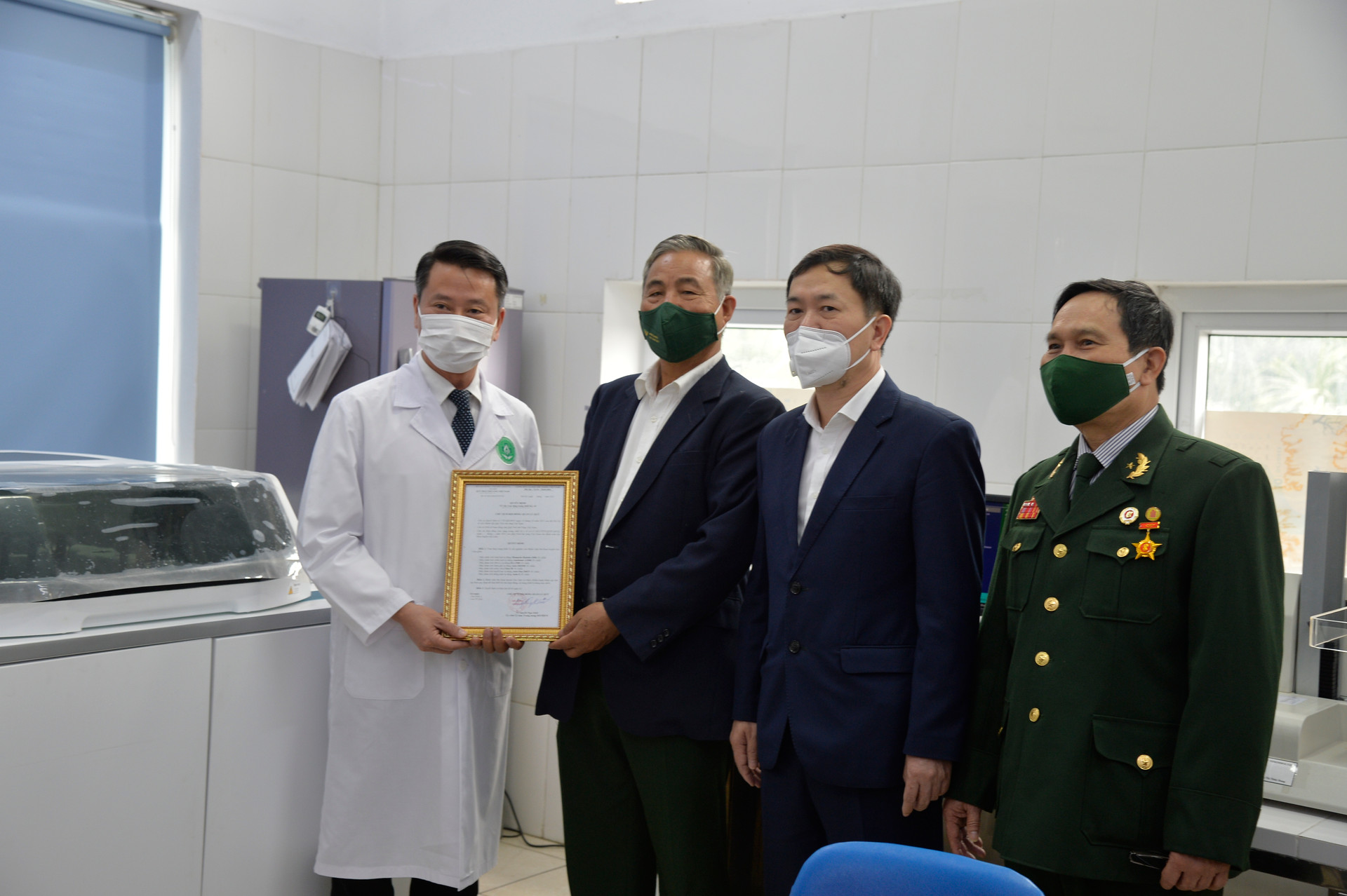 Quỹ Trái tim vàng Việt Nam trao tặng thiết bị y tế cho Bệnh viện Đa khoa Gia Lâm.