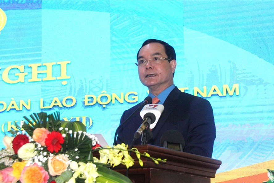 Ông Nguyễn Đình Khang, Chủ tịch Tổng LĐLĐ Việt Nam phát biểu tại hội nghị.