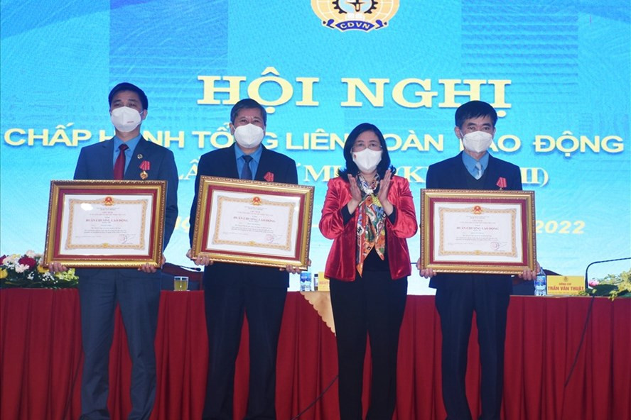 Bà Bùi Thị Minh Hoài,  Bí thư Trung ương Đảng, Trưởng ban Dân vận Trung ương trao tặng Huân chương Lao động cho các Phó Chủ tịch Tổng LĐLĐ Việt Nam.