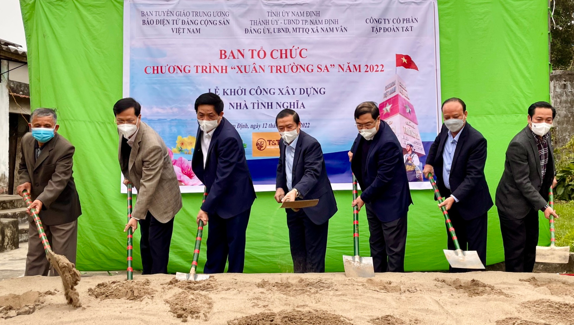 Ông Nguyễn Tất Thắng, Phó TGĐ T&T Group cùng lãnh đạo Ban Tuyên giáo Trung ương, Lãnh đạo Tỉnh Nam Định thực hiện nghi thức khởi công xây dựng nhà Tình Nghĩa.