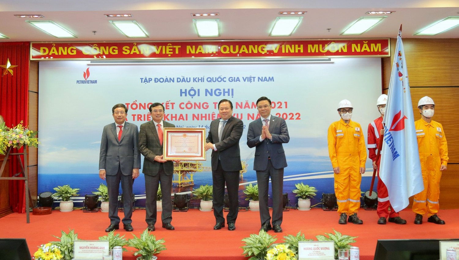Thừa ủy quyền của Chủ tịch nước, đồng chí Nguyễn Hoàng Anh - Chủ tịch Ủy ban QLVNN trao Huân chương Bảo vệ Tổ quốc Hạng Nhất cho Tập đoàn Dầu khí Việt Nam.