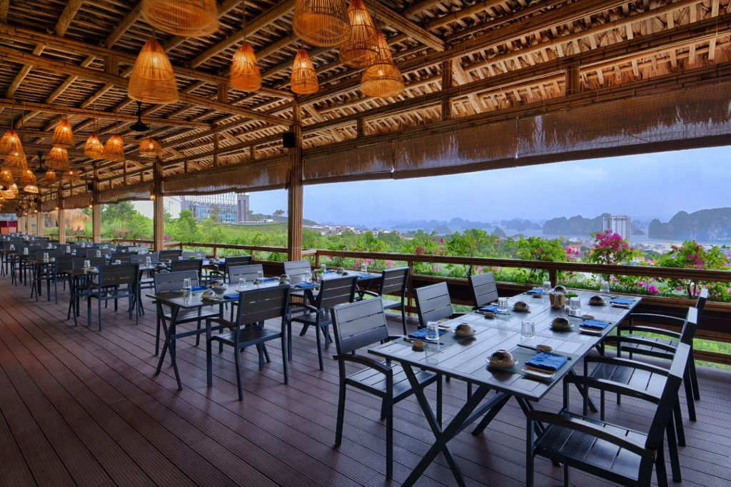 Nhà hàng Hương Biển với tầm nhìn ôm trọn vịnh biển kỳ quan.