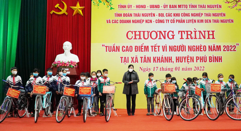 Bí thư Tỉnh ủy trao tặng xe đạp cho học sinh có hoàn cảnh đặc biệt khó khăn của 2 trường Tiểu học và THCS Tân Khánh.