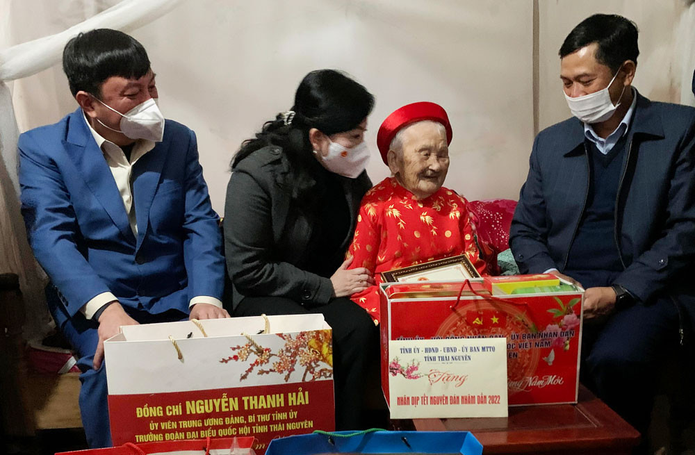 Bí thư Tỉnh ủy đến thăm, tặng quà và chúc Tết cụ Dương Thị Lý, 103 tuổi, ở xóm Tre, là người cao tuổi nhất xã Tân Khánh.