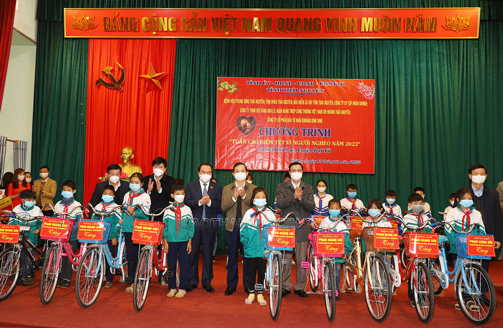 Phó Bí thư Thường trực Tỉnh uỷ cùng Đoàn công tác trao tặng 20 xe đạp cho học sinh có hoàn cảnh đặc biệt khó khăn tại xã Phú Lạc.