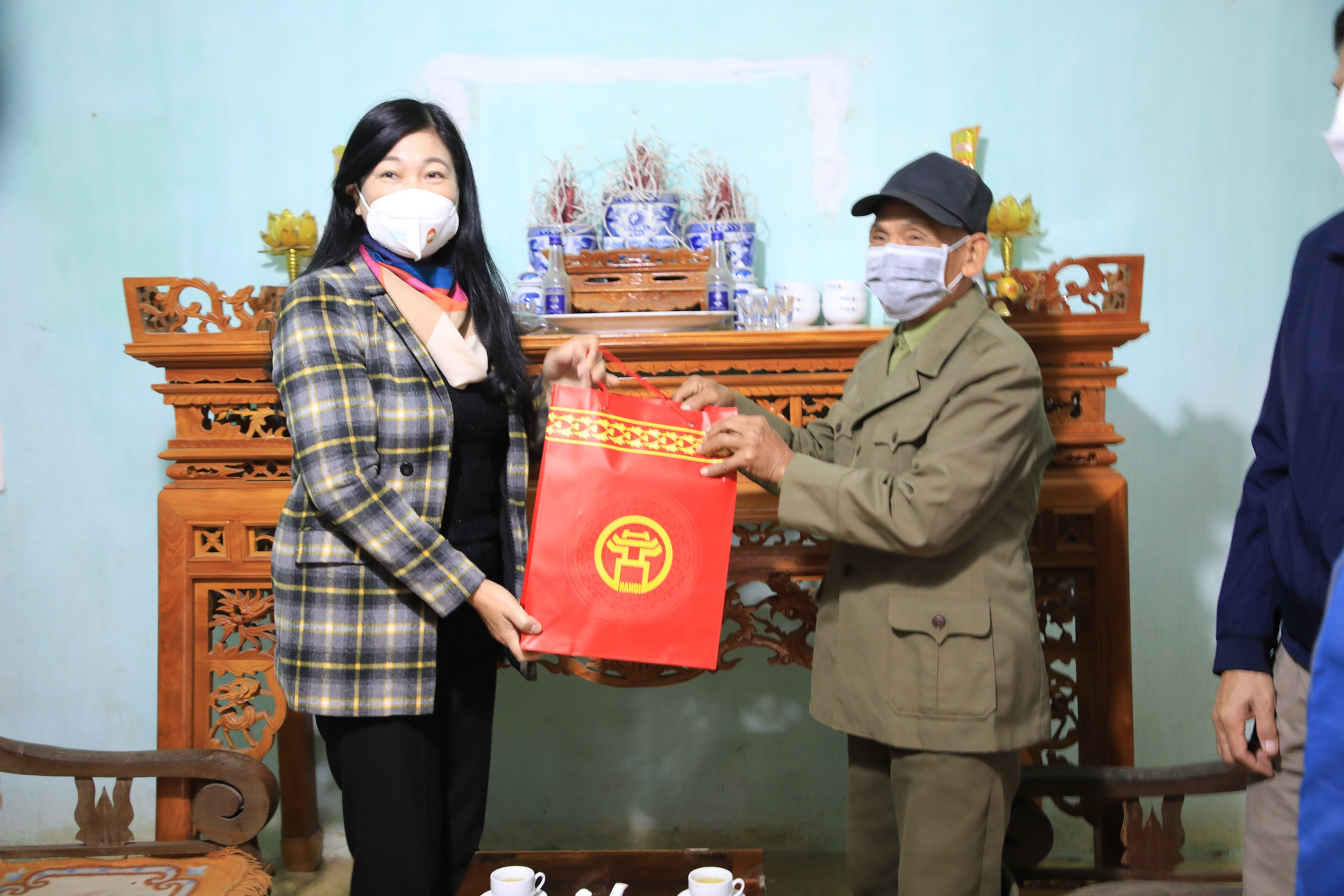 Lãnh đạo Ủy ban nMTTQ Việt Nam thành phố Hà Nội thăm, tặng quà ông Phùng Văn Hy, bệnh nhân chạy thận thân tạo.
