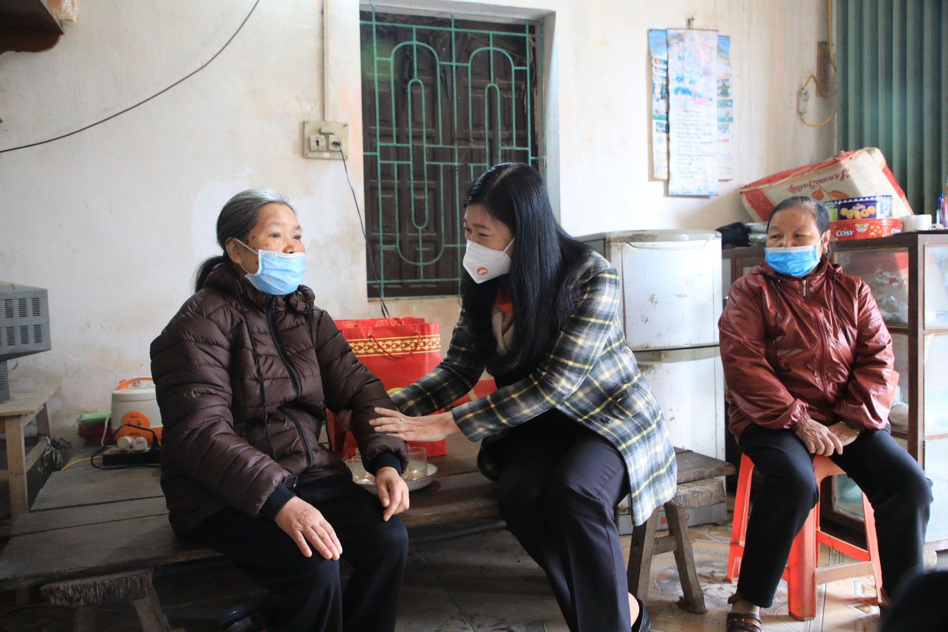 Lãnh đạo Ủy ban MTTQ Việt Nam thành phố Hà Nội thăm hỏi, động viên bà Phùng Thị Vấn, hộ nghèo đơn thân.