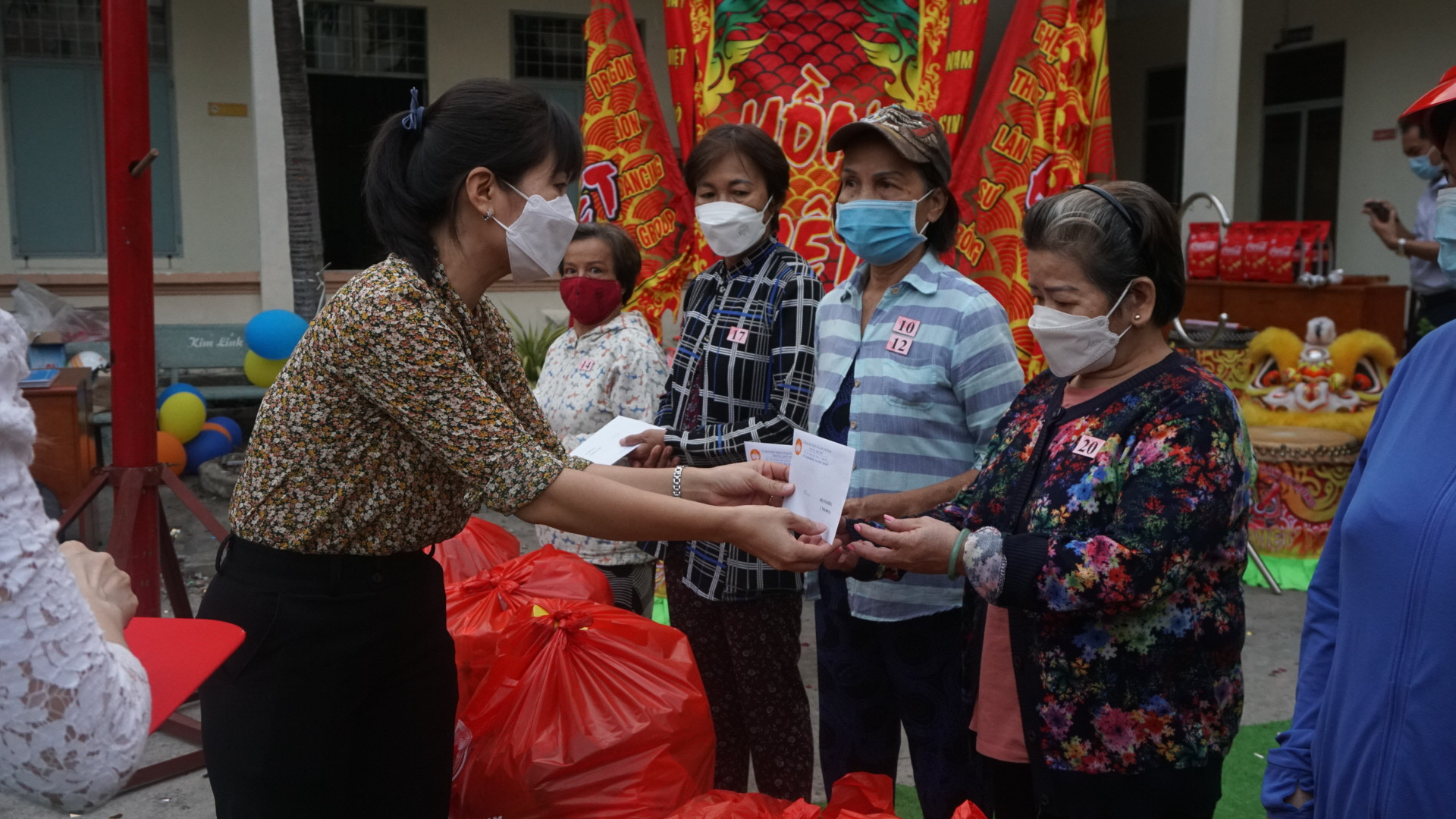 Chủ tịch Ủy ban MTTQVN phường Hiệp Phú, TP Thủ Đức trao quà cho đại diện hộ dân có hoàn cảnh khó khăn tại chương trình.