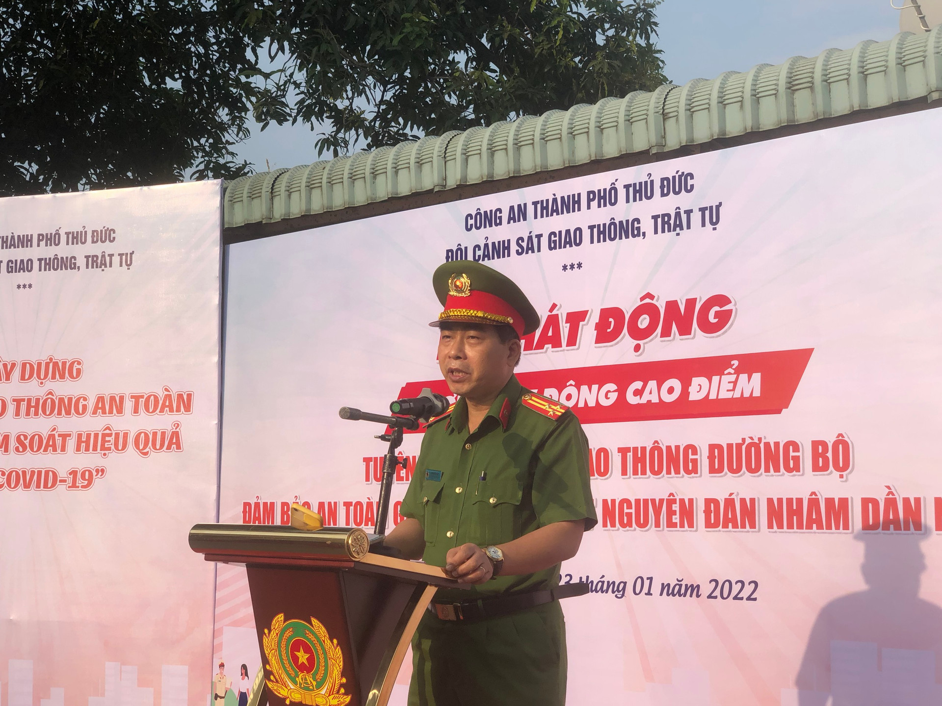 Thượng tá Tân Xuân Tiên, Phó trưởng Công an TP Thủ Đức phát biểu tại Lễ ra quân (Ảnh: Hồng Phúc).