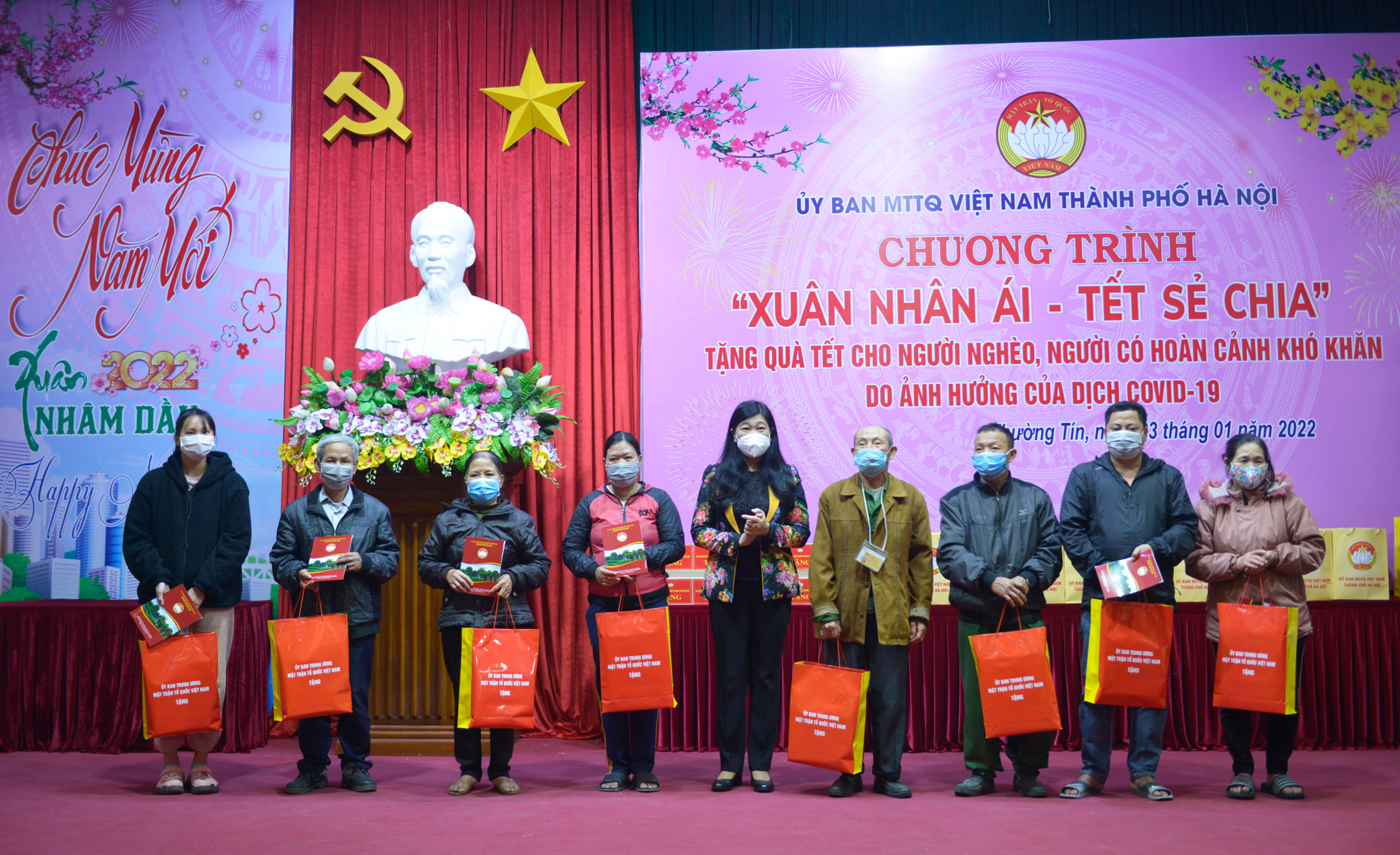 Bà Nguyễn Lan Hương tặng qua cho hộ nghèo, hộ có hoàn cảnh khó khăn trên địa bàn huyện Thường Tín.