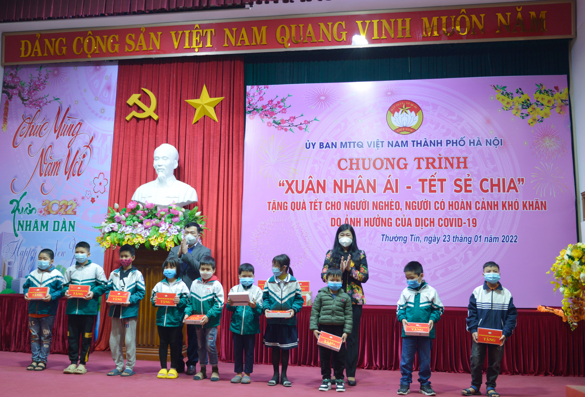 Lãnh đạo Ủy ban MTTQ thành phố Hà Nội và huyện Thường Tín trao máy tính bảng cho học sinh nghèo hiếu học.