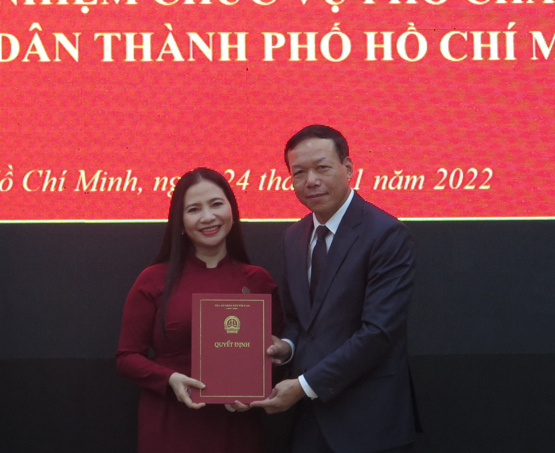 Phó Chánh án TAND Tối cao Nguyễn Trí Tuệ trao quyết định bổ nhiệm Phó Chánh án TAND TP HCM (Ảnh: Hồng Nhung))