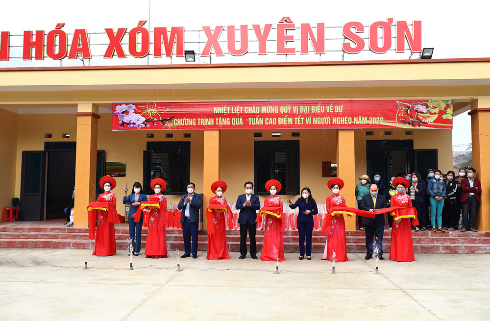 Các đại biểu cắt băng khánh thành Nhà văn hóa xóm Xuyên Sơn, xã Thần Sa.