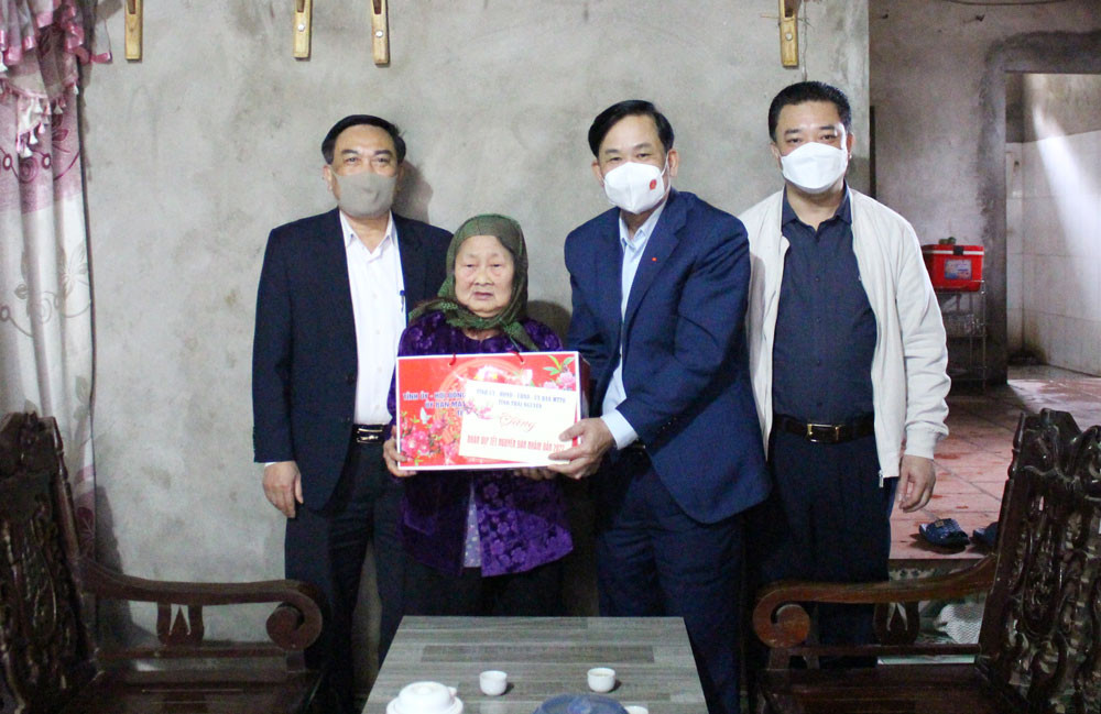 Ông Hoàng Văn Hùng tặng quà cho bà Lương Thị Pháo, mẹ liệt sĩ Ma Văn Bình.
