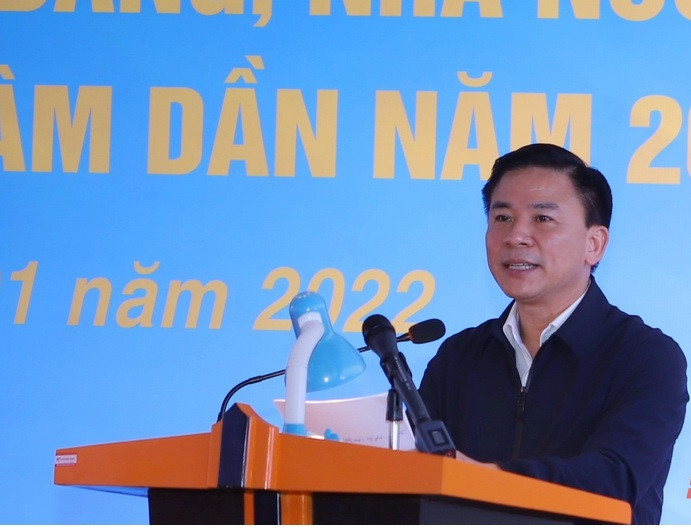 Bí thư Tỉnh uỷ Đỗ Trọng Hưng báo cáo Thủ tướng về kết quả mà tỉnh Thanh Hoá đạt được trong năm vừa qua.