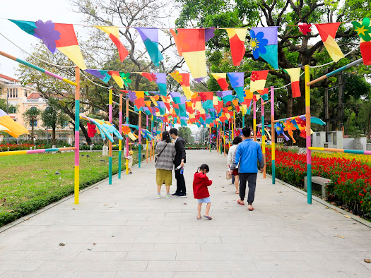 Khuôn viên trang trí mang đậm bản sắc của người dân cố đô Huế. 