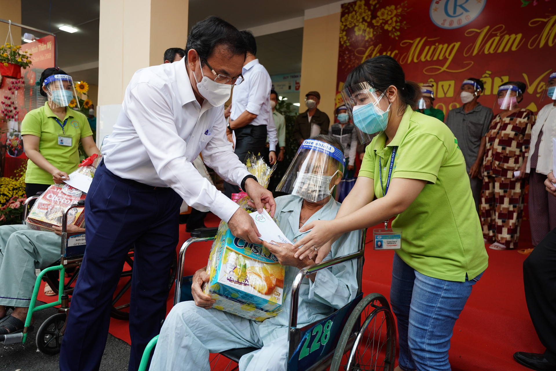 Bí thư Thành ủy TP HCM Nguyễn Văn Nên thăm và tặng quà cho bệnh nhân trong dịp Tết Nguyên đán Nhâm Dần.