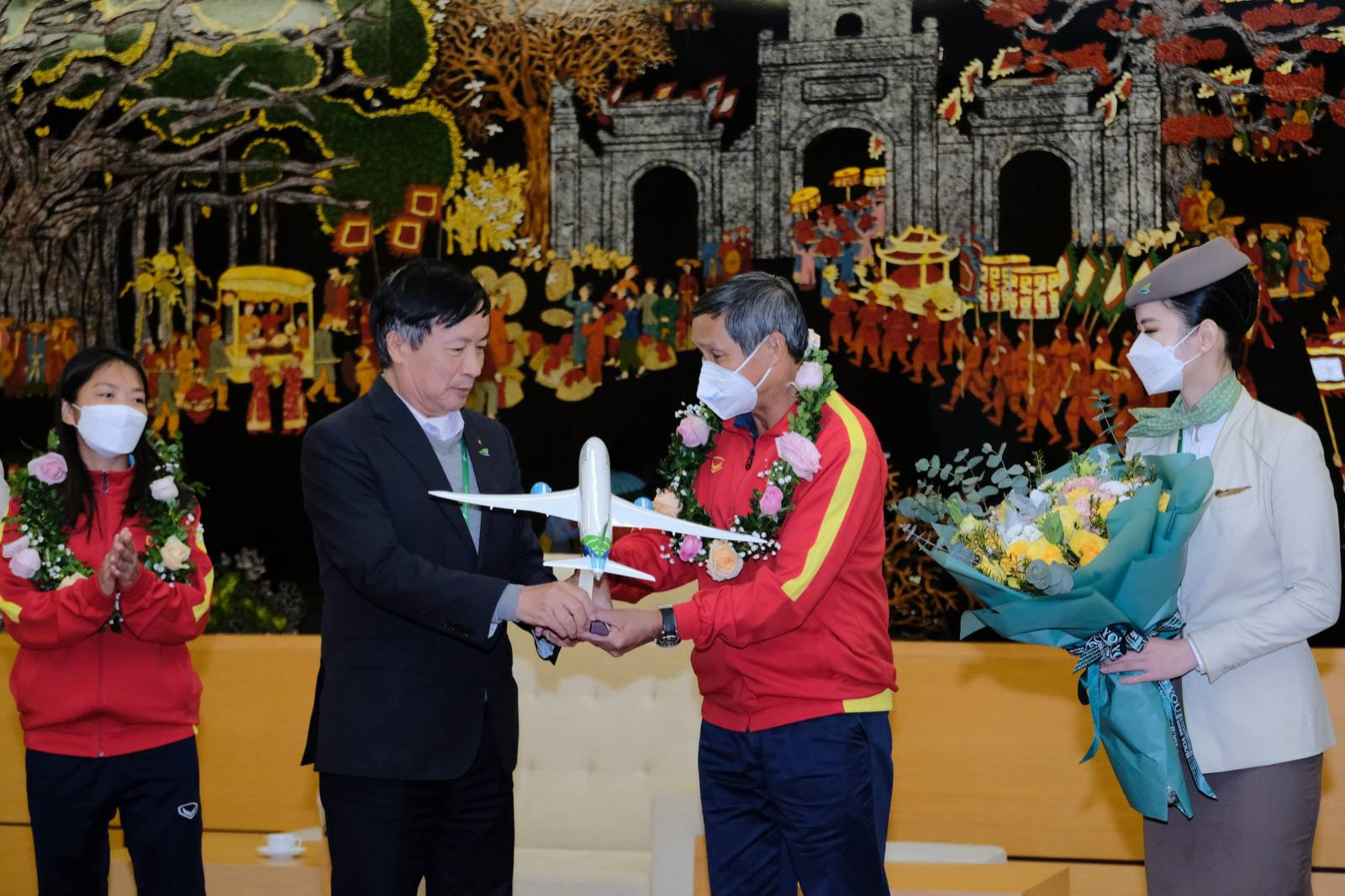 Lãnh đạo Bamboo Airways tặng quà lưu niệm cho HLV Mai Đức Chung và Đội tuyển