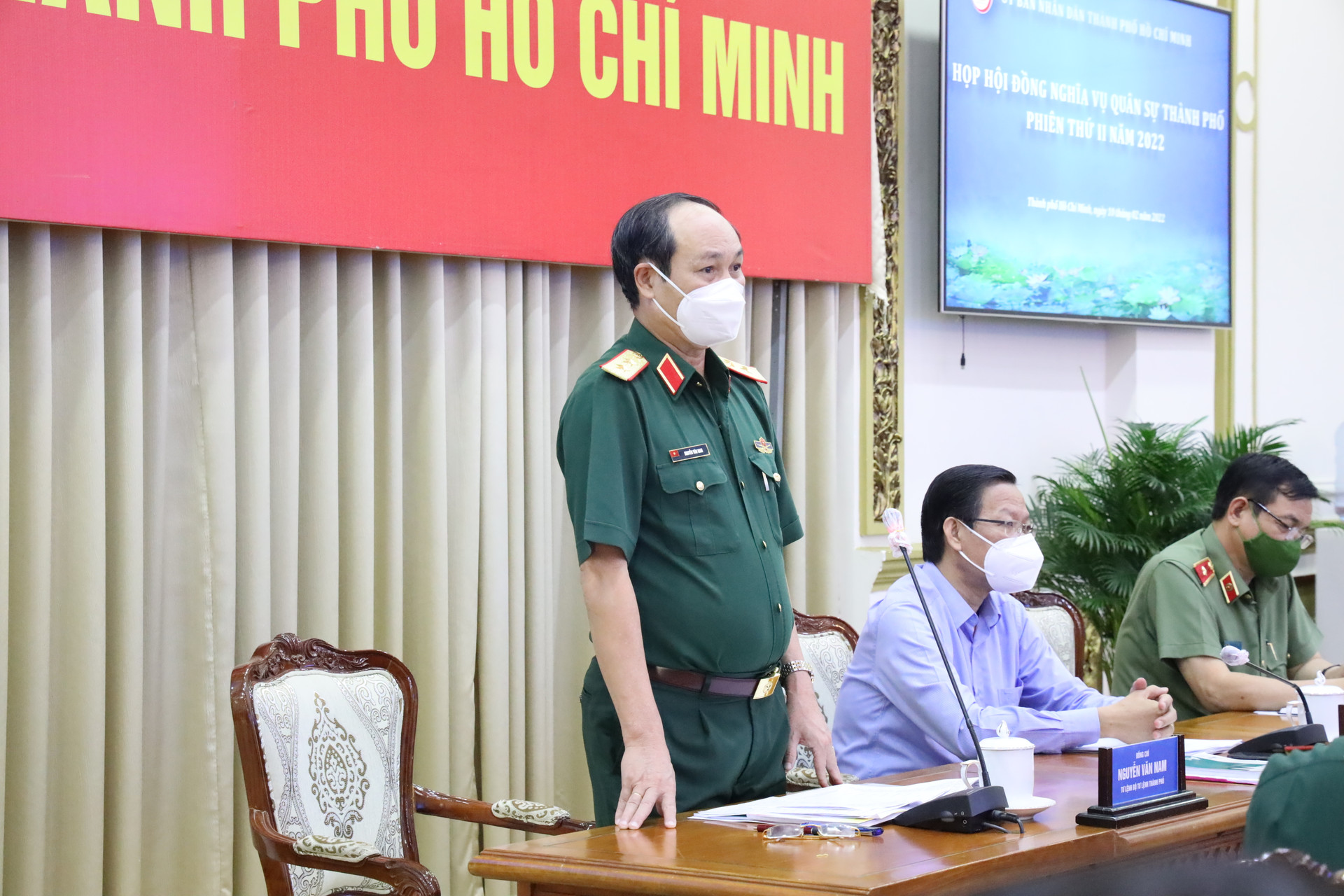 Trung tướng Nguyễn Văn Nam, Tư lệnh Bộ Tư lệnh TPHCM, Phó Chủ tịch Hội đồng NVQS TP HCM phát biểu tại phiên họp.