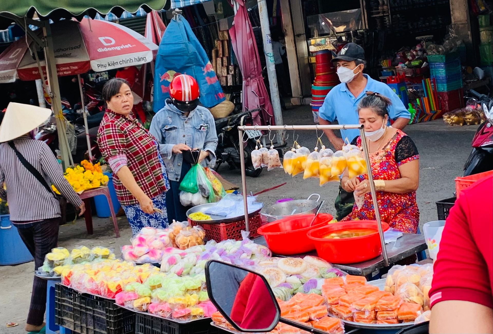 Mặt hàng xô chè cũng đông đúc người mua.