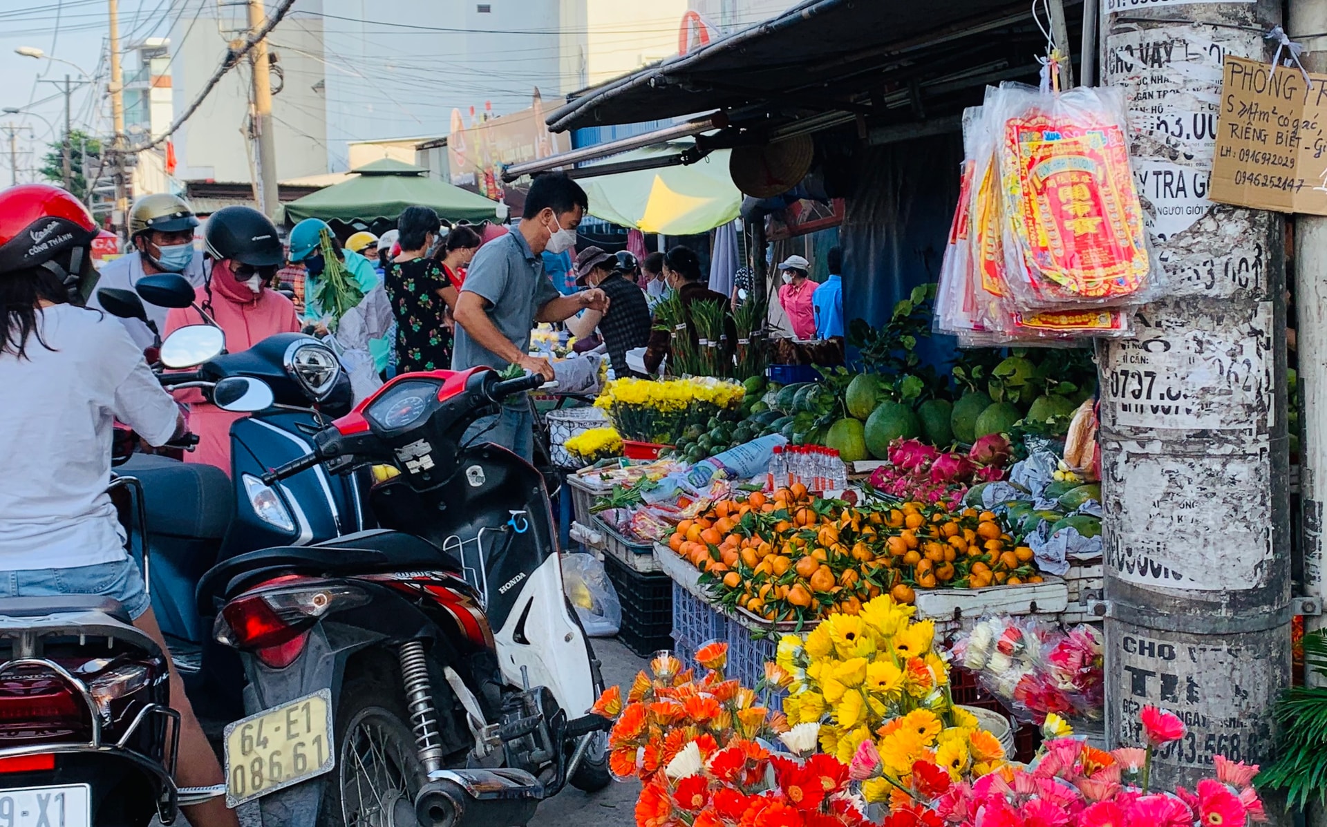 Các quầy hàng  hoa quả cũng chất đầy đáp ứng nhu cầu người tiêu dùng